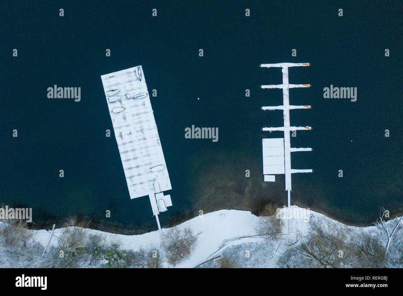 A Monheim am Rhein, Germania. 23 gen 2019. Coperte di neve barche giacciono su un pontile sulla Monheim quarry pond. (Fotografia aerea con drone) Credito: Christophe Gateau/dpa/Alamy Live News Foto Stock