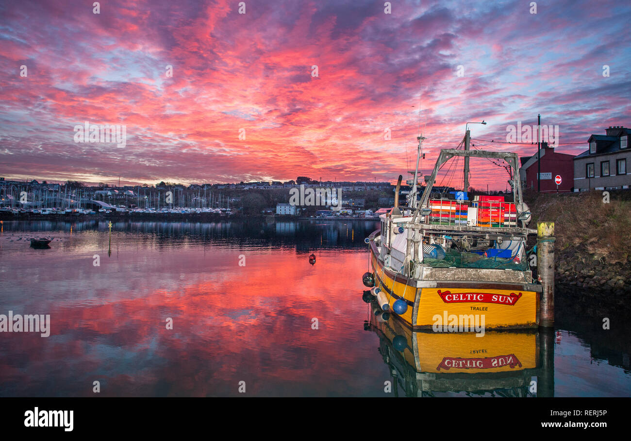 Crosshaven, Cork, Irlanda. 23 gennaio, 2019. Una splendida alba rossa cielo sopra il peschereccio Celtic Sun che è legata in attesa che la marea di andare fuori in modo che il suo equipaggio può iniziare il lavoro maintaince sullo scafo a Crosshaven, Co. Cork, Irlanda. Credito: David Creedon/Alamy Live News Foto Stock