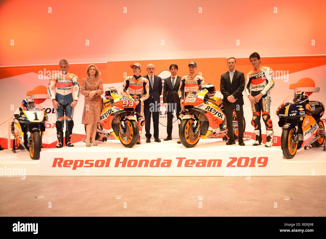 MotoGP - Repsol Honda Team presentation - Campus Repsol, Madrid, Spagna - 23 gennaio 2019 ex piloti Repsol Mick Doohan (L) e Alex Crivillé (R) con la Repsol Marc Marquez e Jorge Lorenzo durante la presentazione Cordon premere Foto Stock
