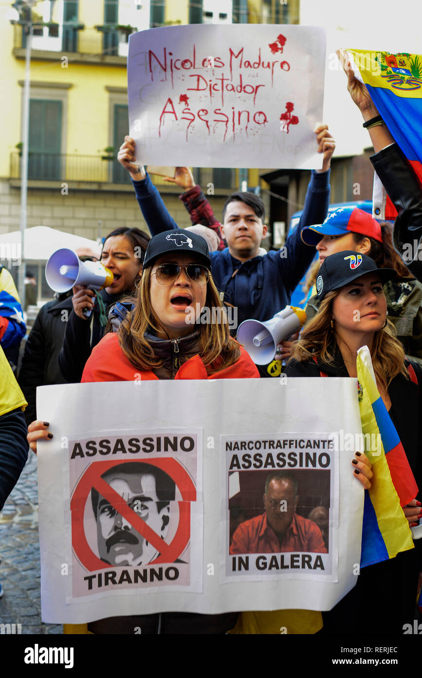 Napoli, Italia. 23 gen 2019. La protesta di un gruppo di cittadini venezuelani al di fuori del Consolato di Napoli, contro il presidente Nicolas Maduro Moros, ha chiesto le dimissioni perché non si sentono rappresentati da lui. 23/01/2019, Napoli, Italia Credit: Indipendente Photo Agency Srl/Alamy Live News Foto Stock