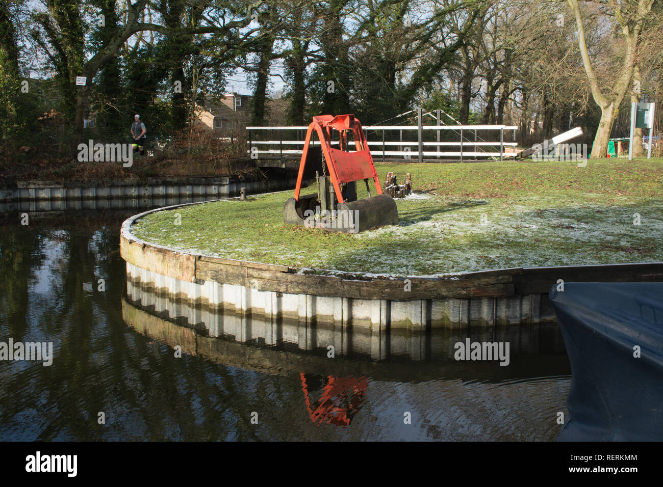 Mytchett, Surrey, Regno Unito. 23 gennaio, 2019. Luce neve per tutta la notte seguita da sunny incantesimi e basse temperature oggi ha portato a una copertura di neve ancora a terra a Basingstoke Canal Center. Foto Stock