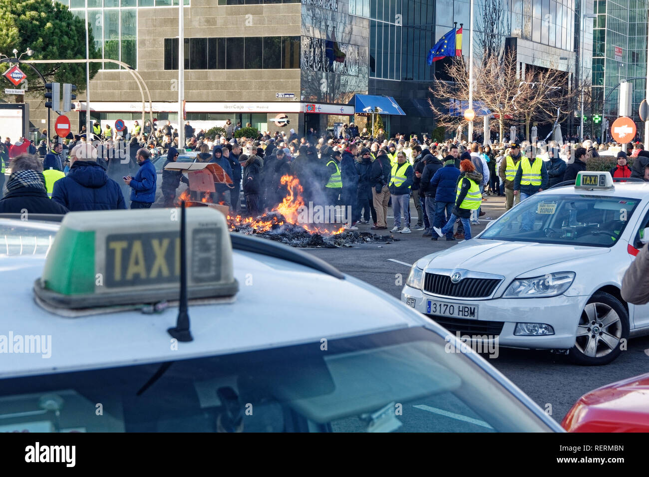 Il centro fieristico Ifema di Madrid, Spagna. 23 gennaio, 2019. Indefinito sciopero dei taxi a Madrid contro la concorrenza sleale dei veicoli di trasporto con autista VTC nel centro fieristico Ifema di Madrid, Spagna. Enrique Palacio San./Alamy Live News Foto Stock