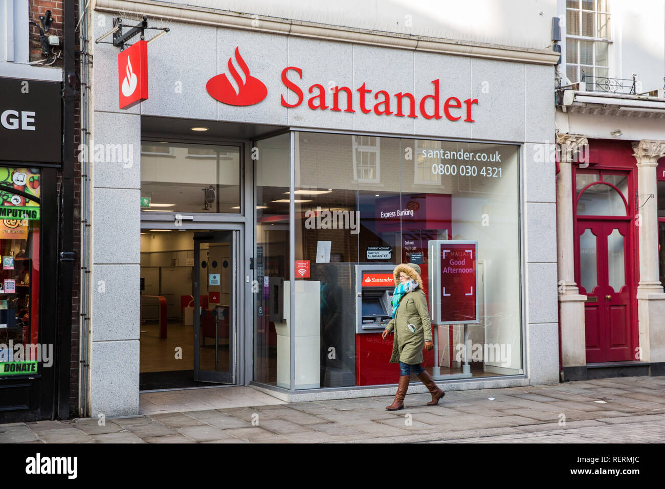 Windsor, Regno Unito. 23 gen 2019. Spagnolo-proprietà banca Santander ha annunciato che prevede di chiudere un quinto della sua rete di filiali - circa 140 filiali - con la perdita potenziale di fino a 1.270 posti di lavoro. Essa ha affermato che le chiusure sono in risposta ai cambiamenti nel modo in cui i clienti sono la scelta di effettuare le loro banche, con operazioni di diramazione avente sceso del 23% negli ultimi tre anni. Non ci sono piani per chiudere questo ramo in Windsor. Credito: Mark Kerrison/Alamy Live News Foto Stock