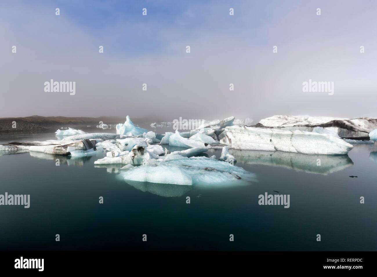 Iceberg nella luce del mattino, laguna glaciale Jökulsárlón, Jökulsarlon, lago glaciale, bordo meridionale del Vatnajökull Foto Stock