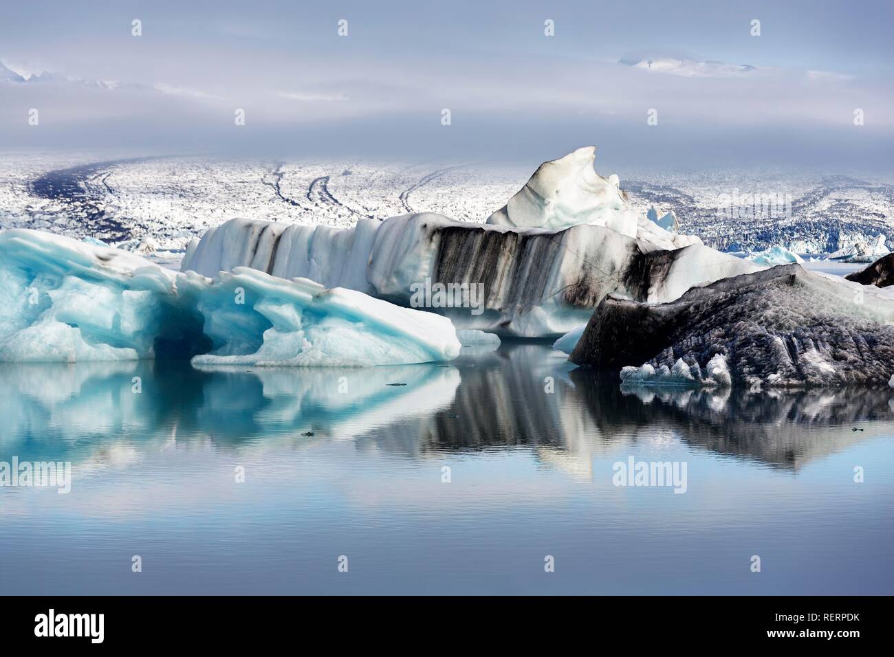 Iceberg nella luce del mattino, laguna glaciale Jökulsárlón, Jökulsarlon, lago glaciale, dietro di esso il Vatnajökull Foto Stock