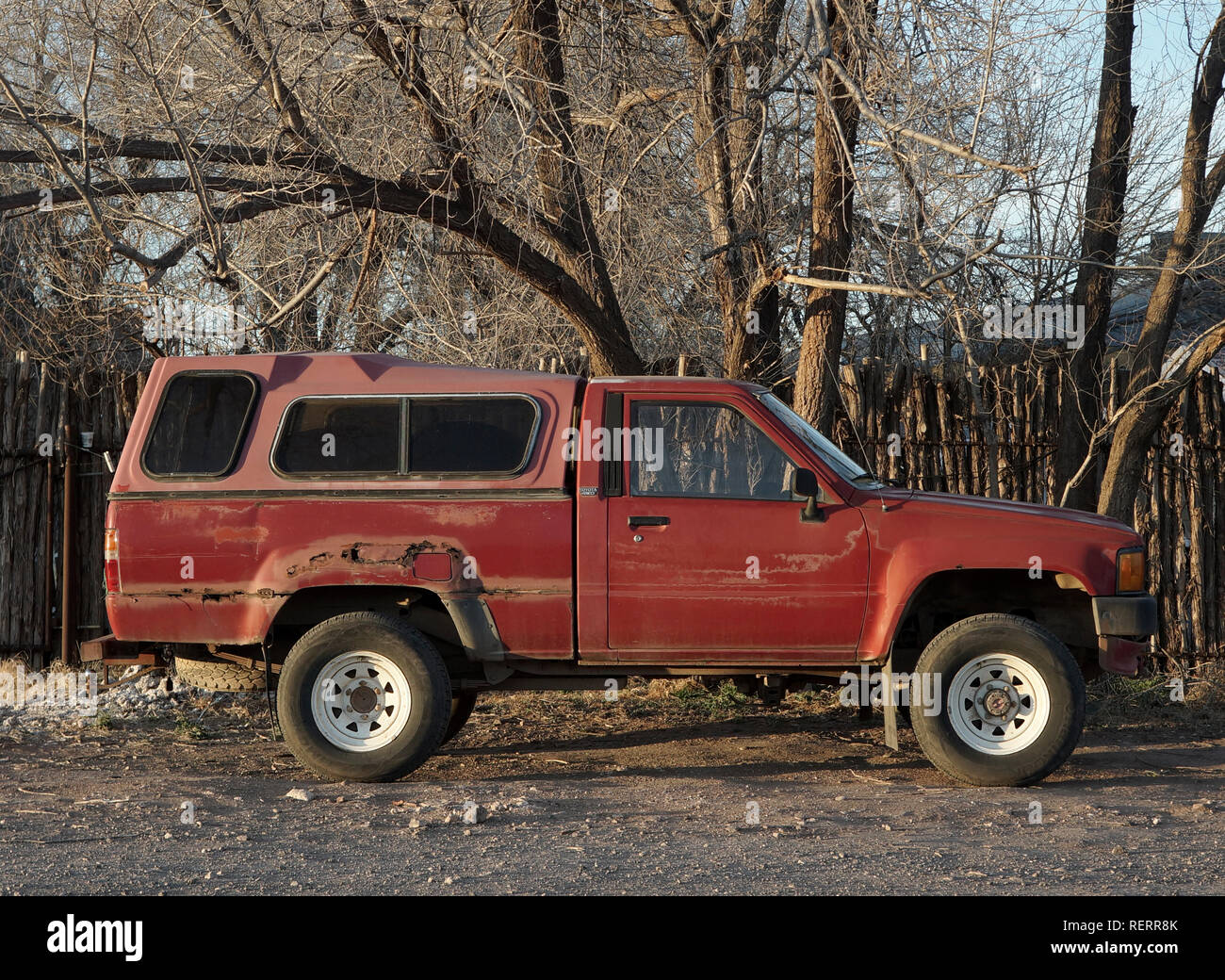 Arrugginita Toyota pick up truck park in Alpine, Texas Foto Stock