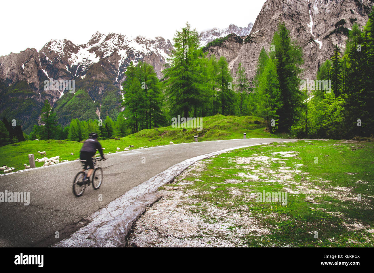 Ciclista sfocata paesaggio montano sullo sfondo Foto Stock