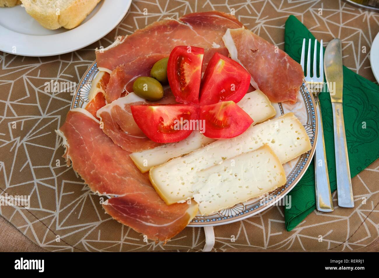 Il prosciutto, il formaggio e i pomodori sulla piastra, prima colazione o uno spuntino, Provincia Podgorica, Montenegro Foto Stock