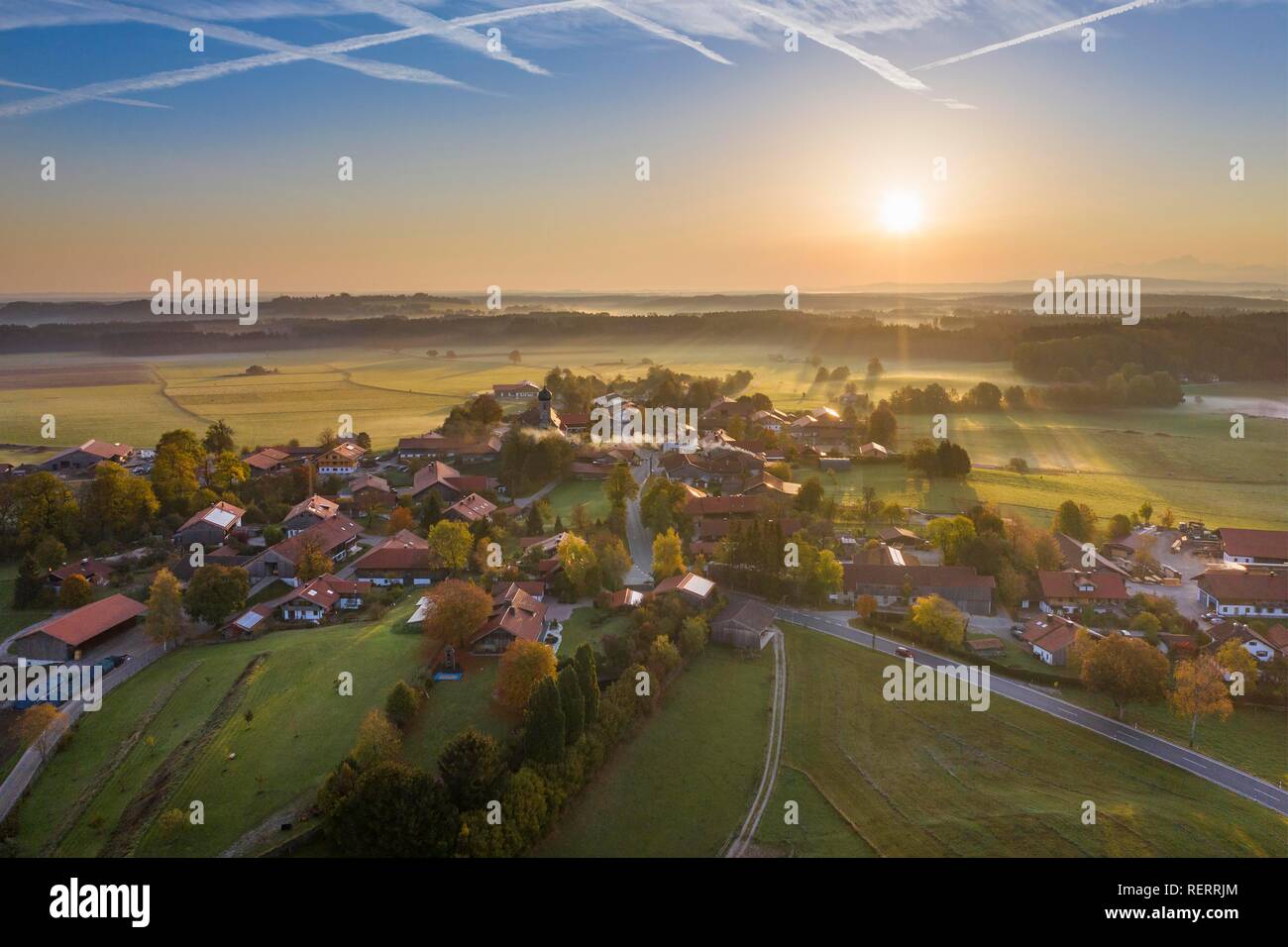 Sunrise, punzonatura a Dietramszell, drone vista, Tölzer Land, Alta Baviera, Baviera, Germania Foto Stock