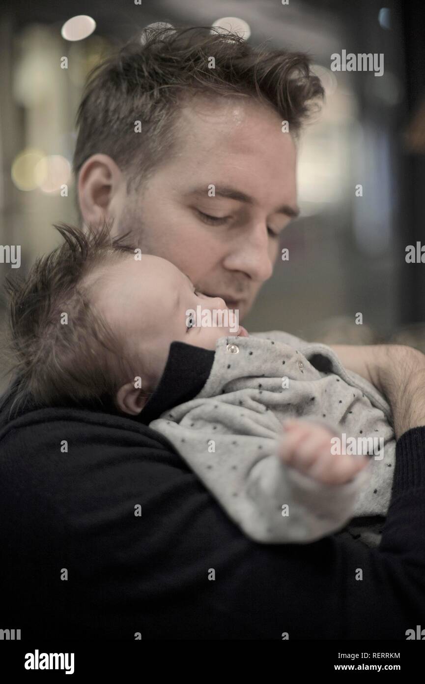 Giovane padre mantiene infantile, 2 mesi, sul braccio, Baden-Württemberg, Germania Foto Stock