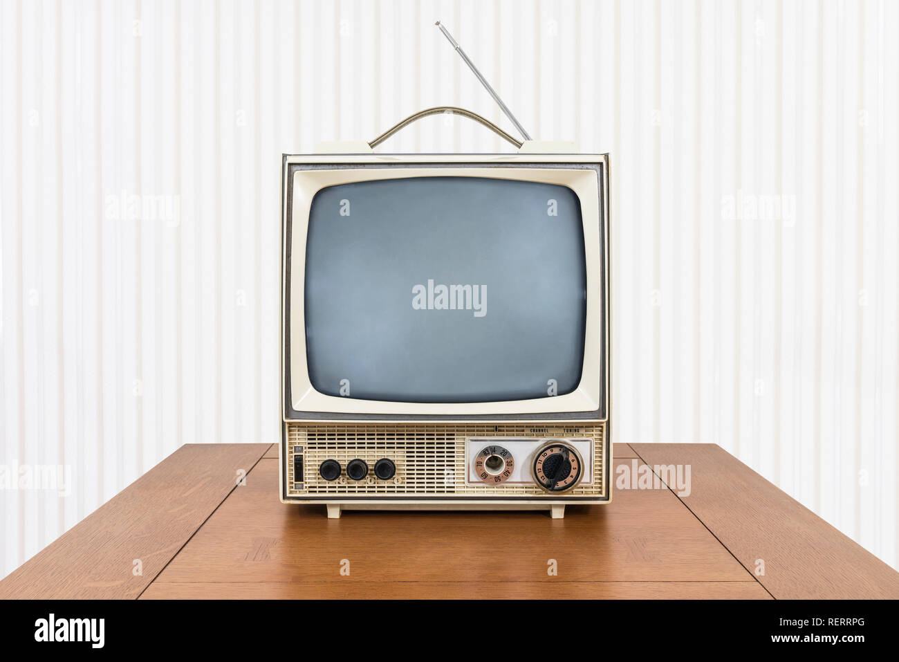Grungy vintage televisore portatile sul vecchio tavolo di legno. Foto Stock