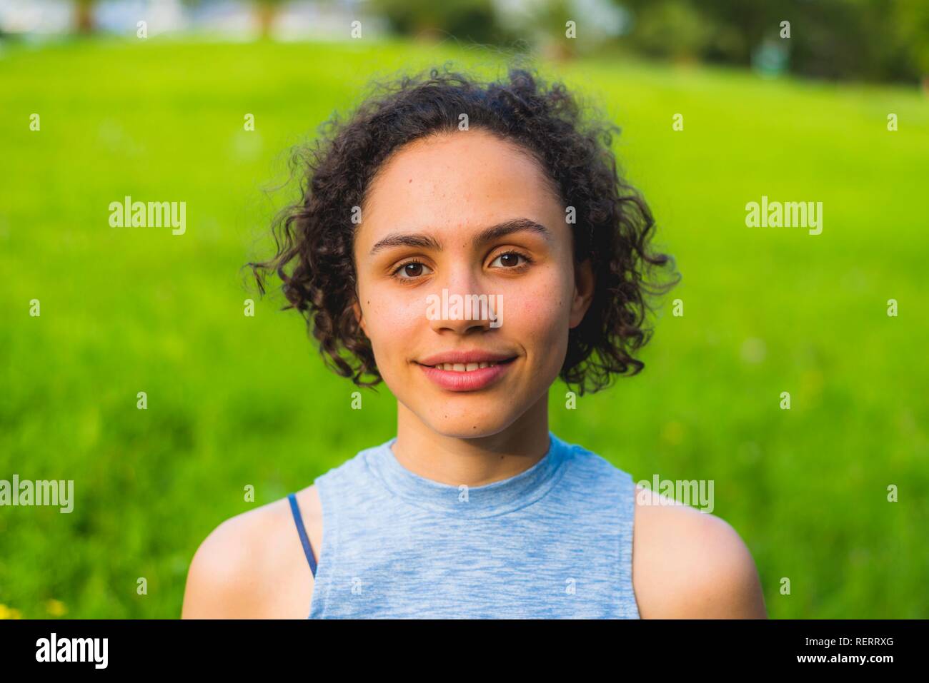 Ritratto di una bella donna giovane, Berlino, Germania Foto Stock