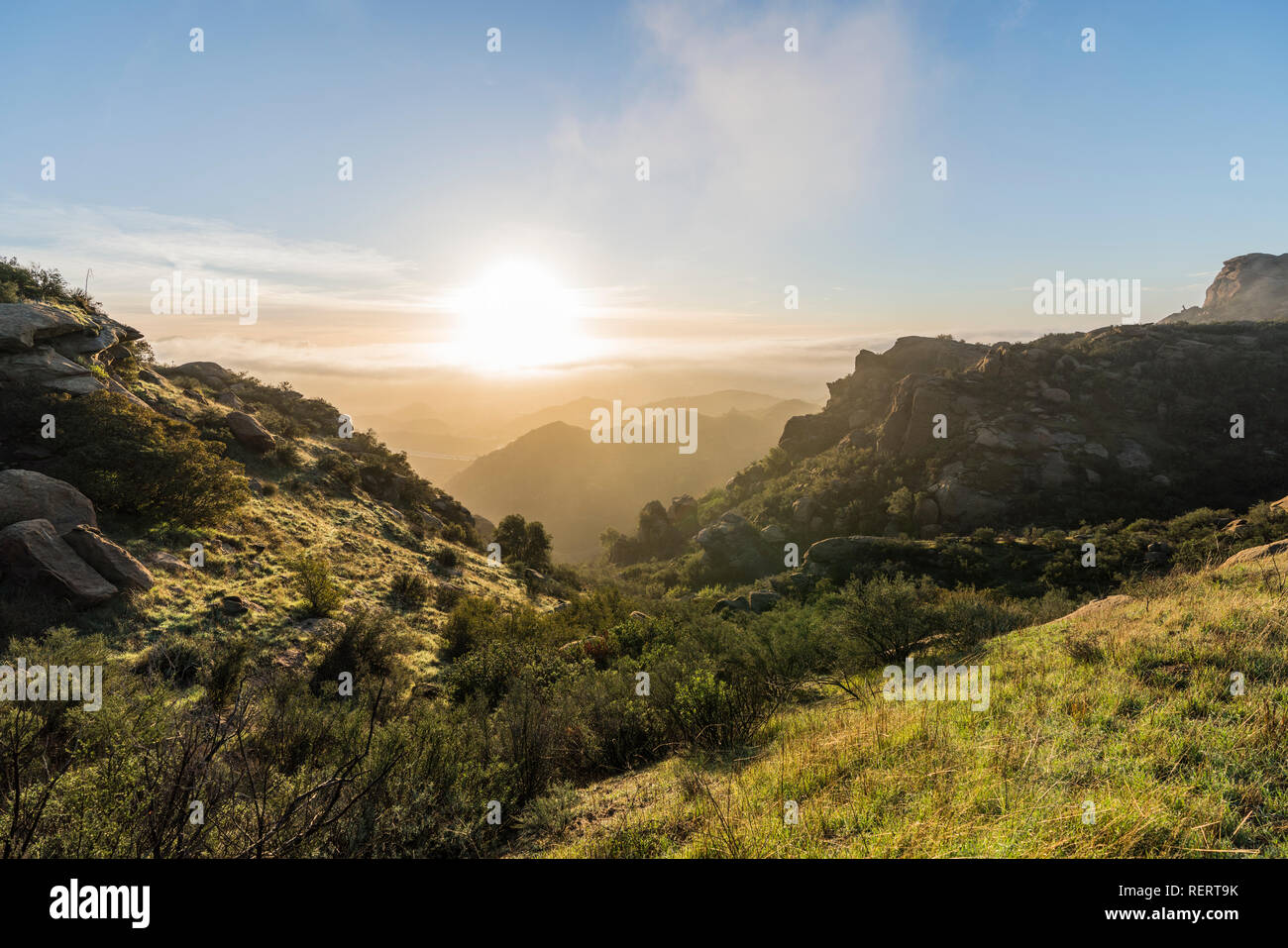 Foggy canyon sunrise in Los Angeles, California. Girato dal picco roccioso sopra la valle di San Fernando. Foto Stock