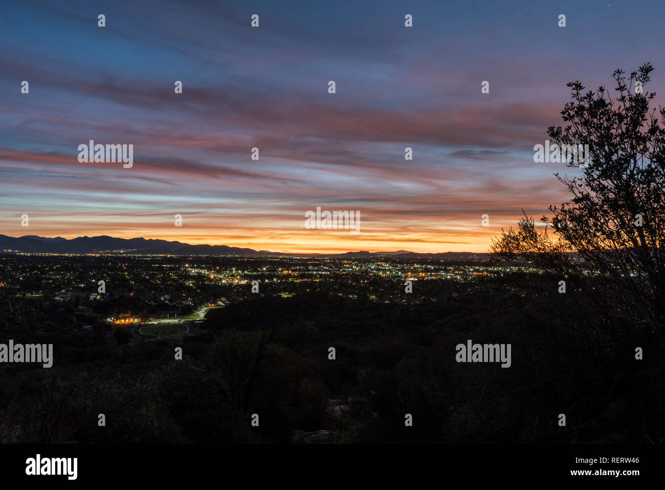 Alba vista verso Burbank e Griffith Park da Santa Susana Montagna Collina di Los Angeles, California. Foto Stock
