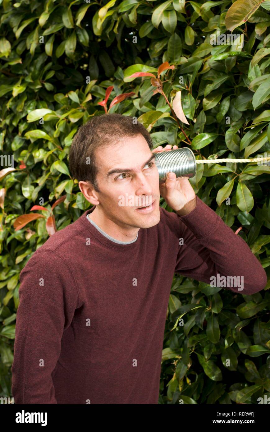 Giovane uomo ascoltare la natura e il verde, simbolico per una più ecocompatibile e futuro sostenibile, Going Green Foto Stock