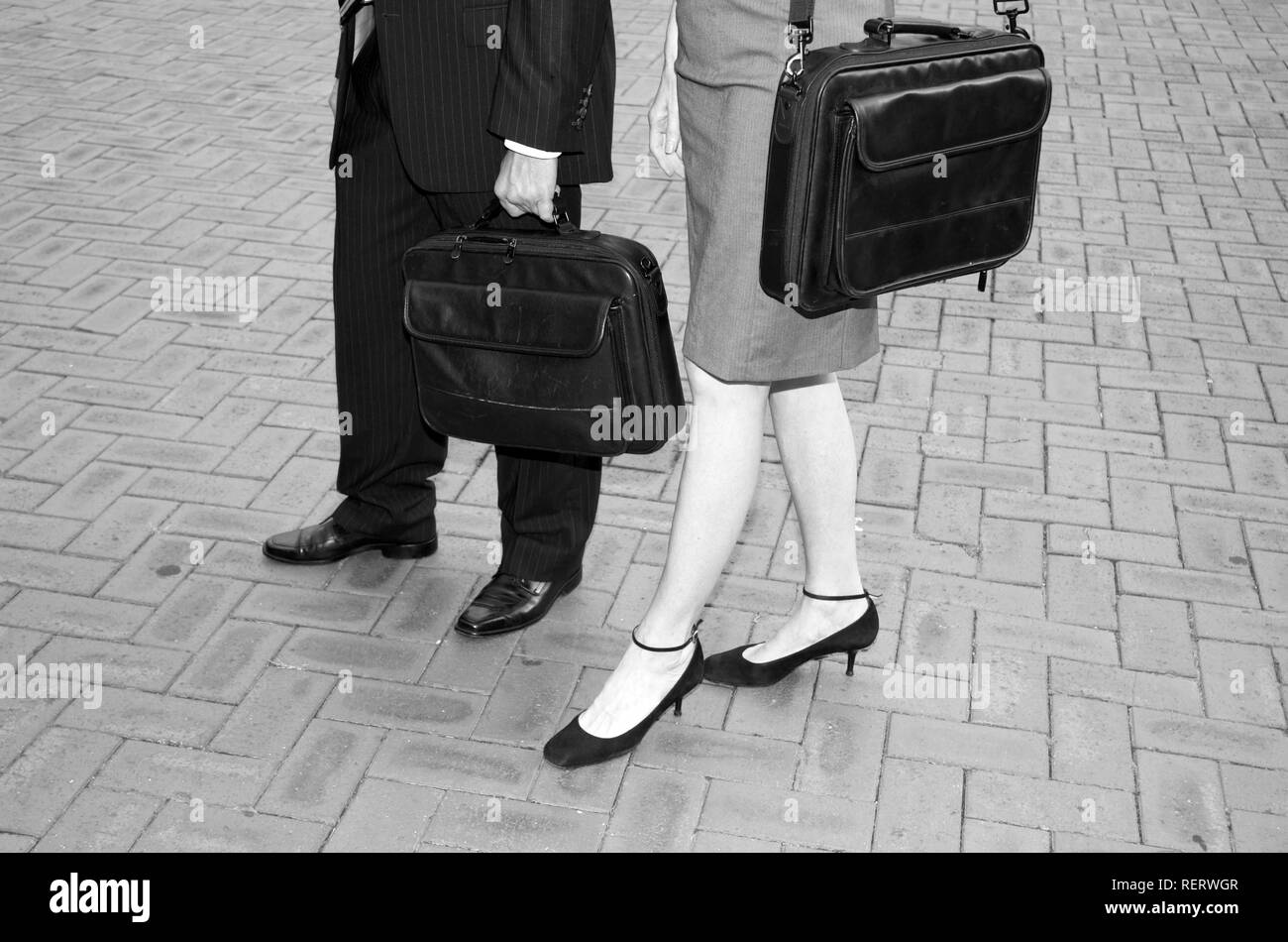 La gente di affari che trasportano borse per notebook, gambe, foto in bianco e nero Foto Stock