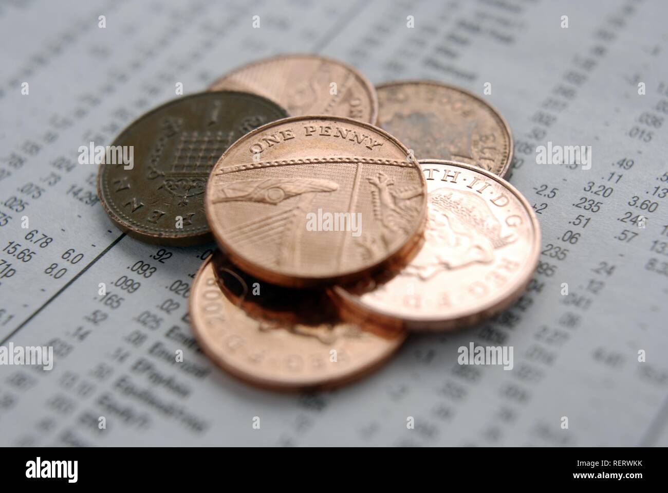 Close up di un penny monete oltre le quotazioni di borsa Foto Stock