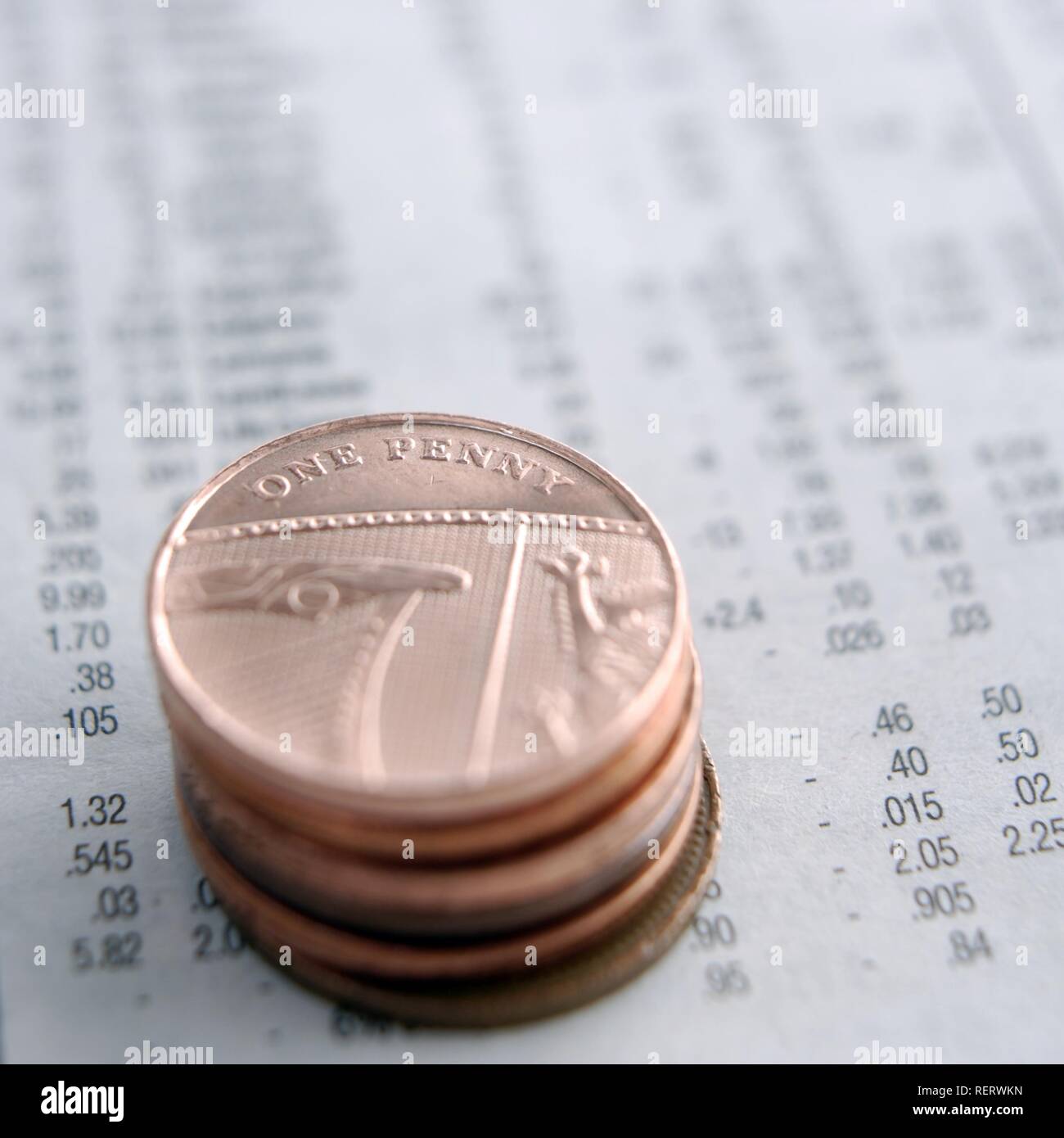 Close up di un penny monete oltre le quotazioni di borsa Foto Stock