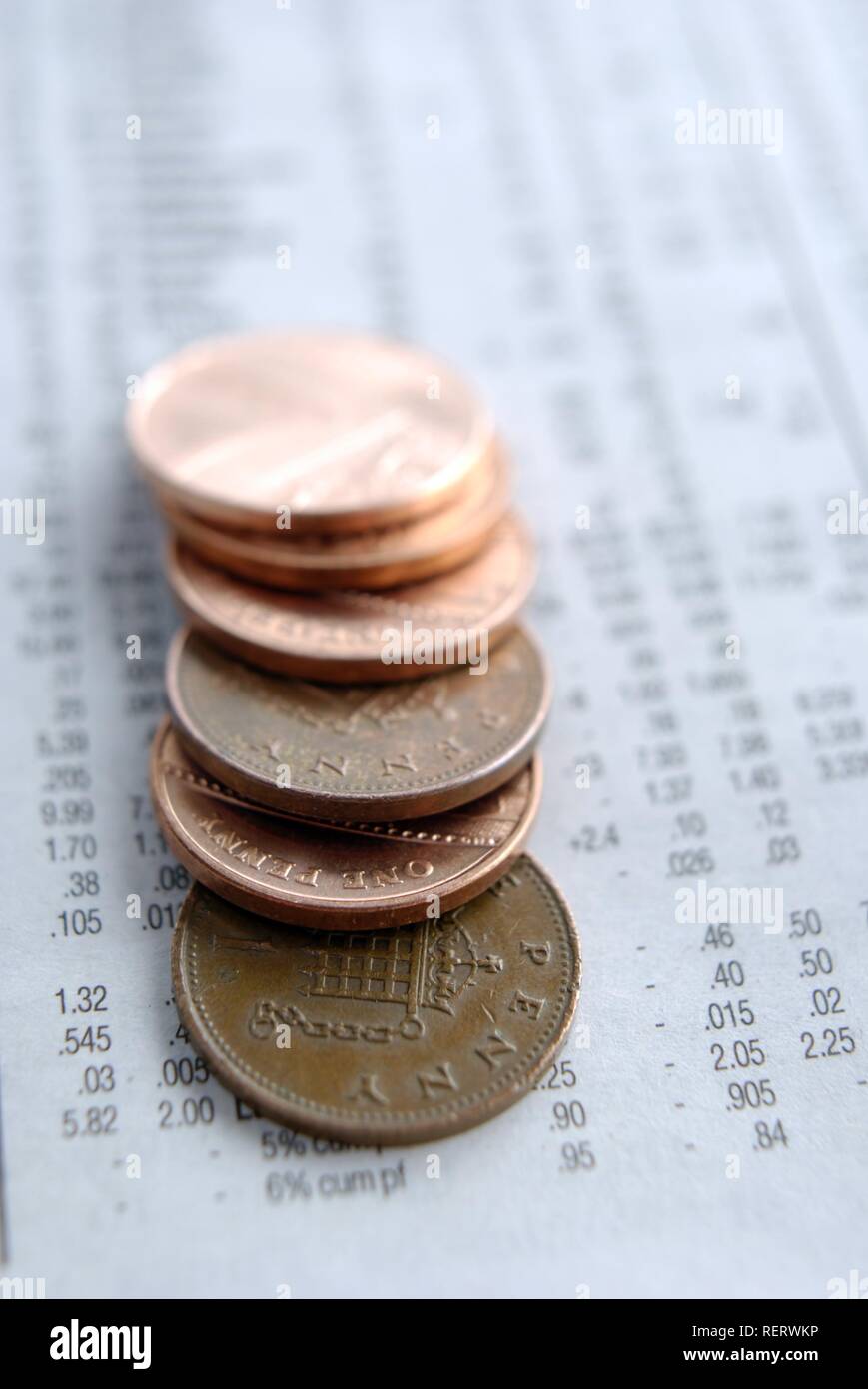 Close up di un penny monete oltre le quotazioni di borsa Foto Stock