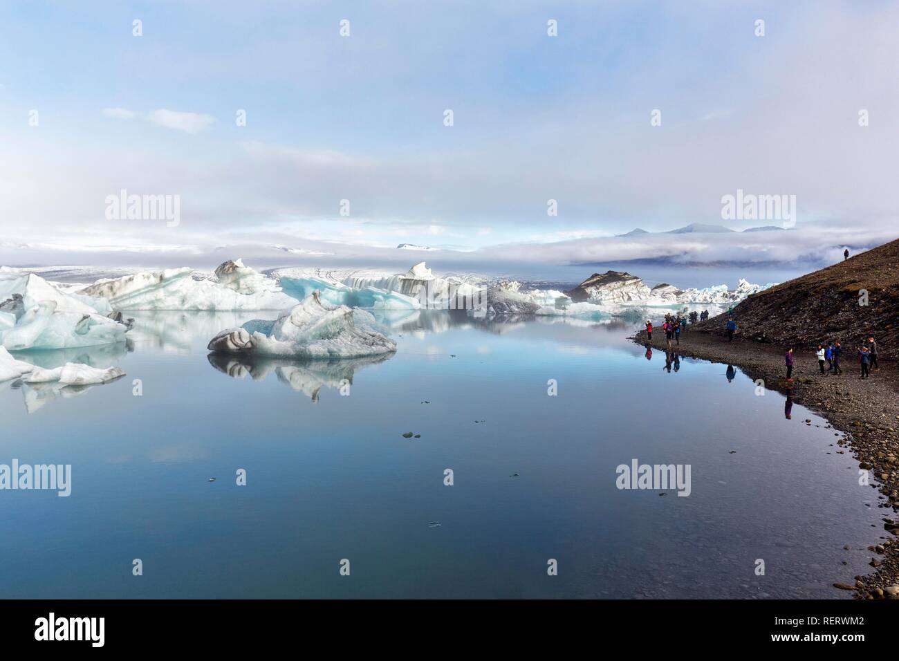 I turisti al lago glaciale, laguna glaciale Jökulsárlón, Jökulsarlon, bordo meridionale del Vatnajökull, Hornafjörður Foto Stock