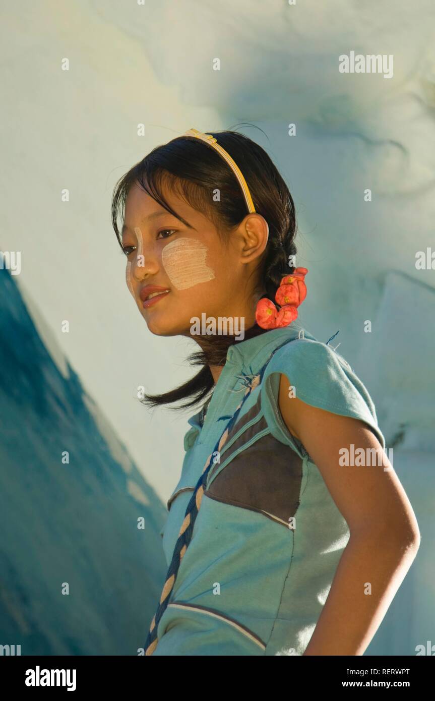 Giovane ragazza birmano con corteccia thanaka make-up, Amarapura, Myanmar o Birmania, Sud Est asiatico Foto Stock