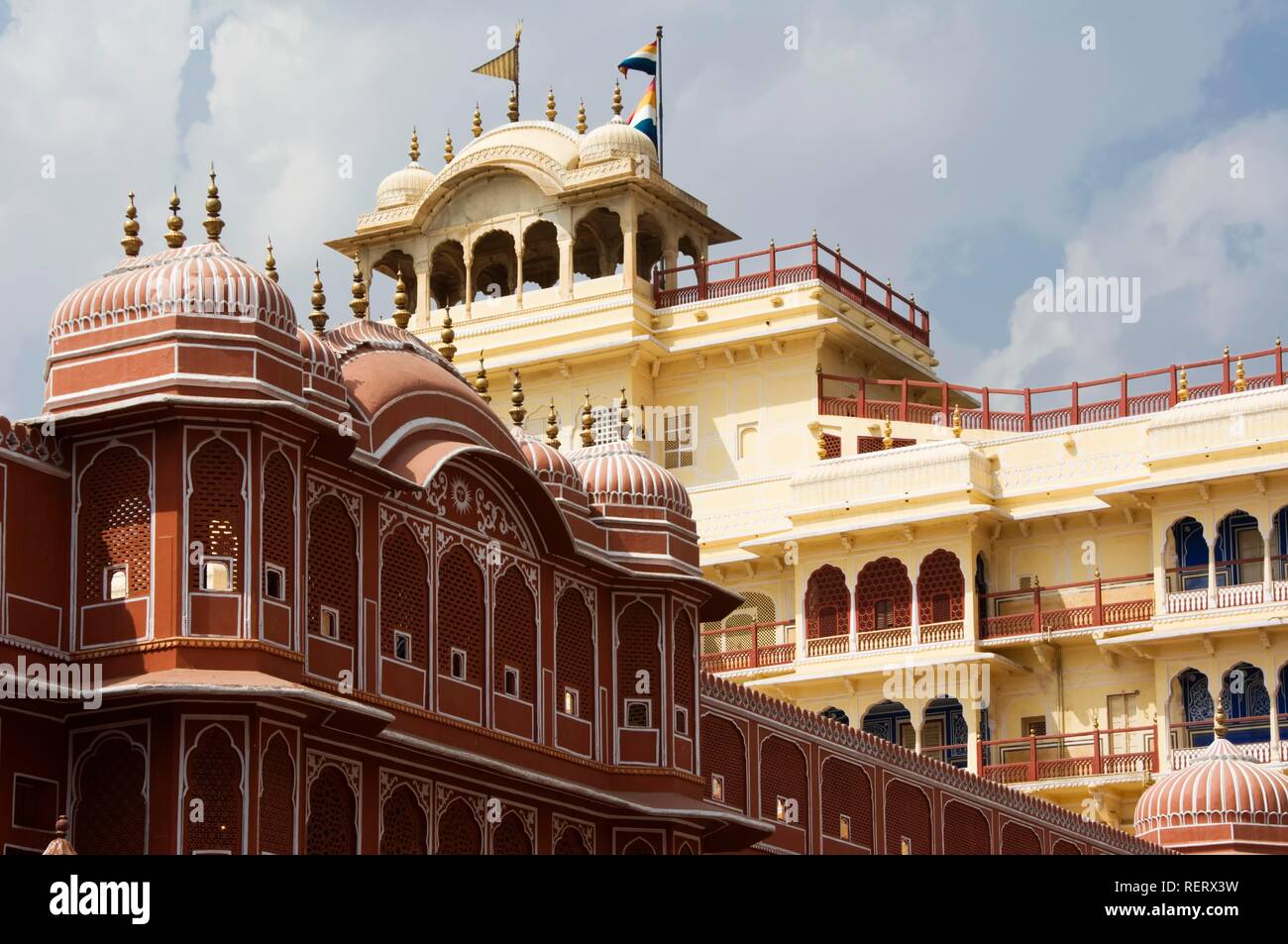 Jaipur, città Palazzo di Jai Singh II, cortile interno con il Riddhi-Siddhi Pol e Chandra Mahal Palace sul retro, Rajasthan Foto Stock