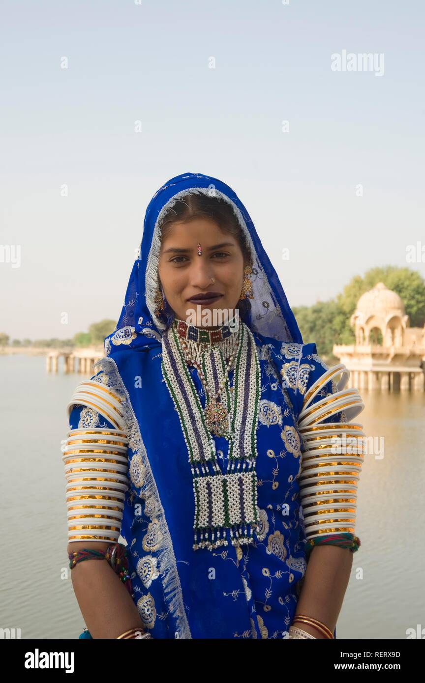 Rajput donna di fronte al lago Gadisagar, Jaisalmer, deserto di Thar, Rajasthan, India, Asia del Sud Foto Stock