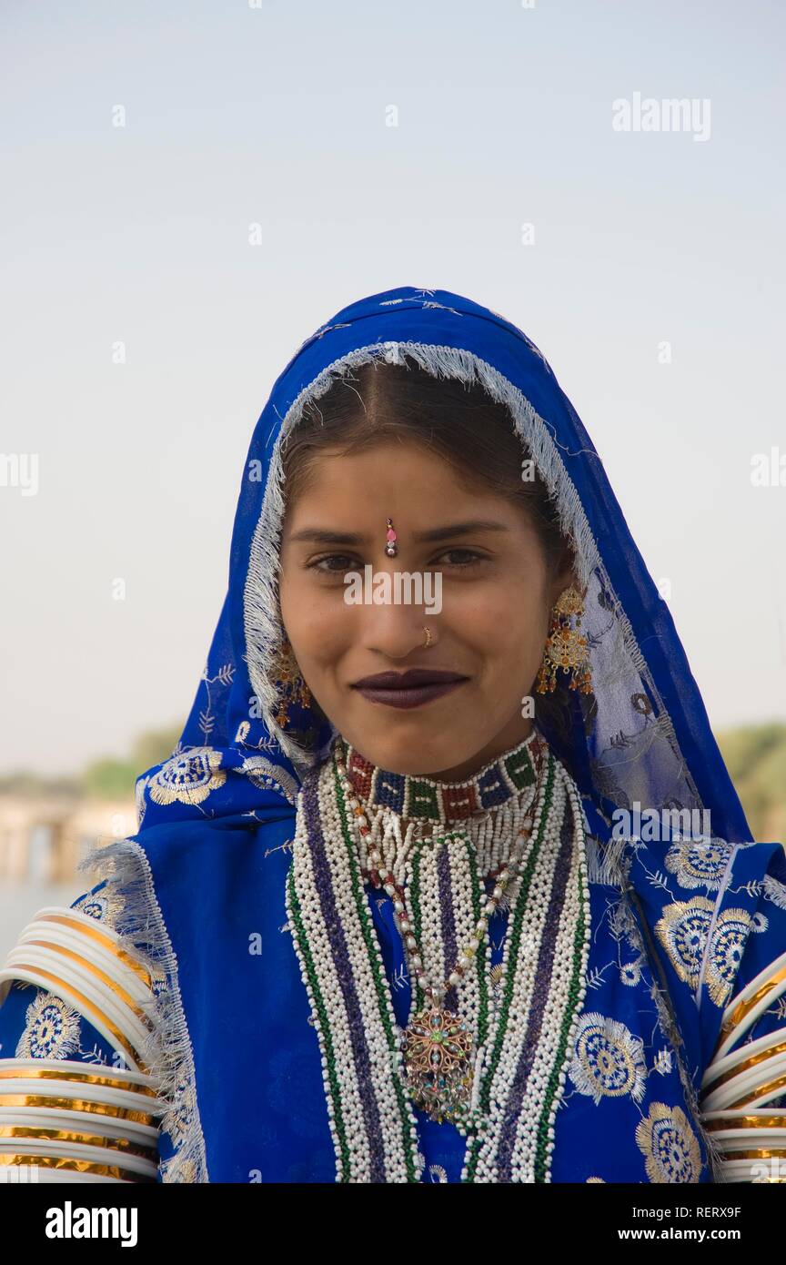 Rajput donna di fronte al lago Gadisagar, Jaisalmer, deserto di Thar, Rajasthan, India, Asia del Sud Foto Stock