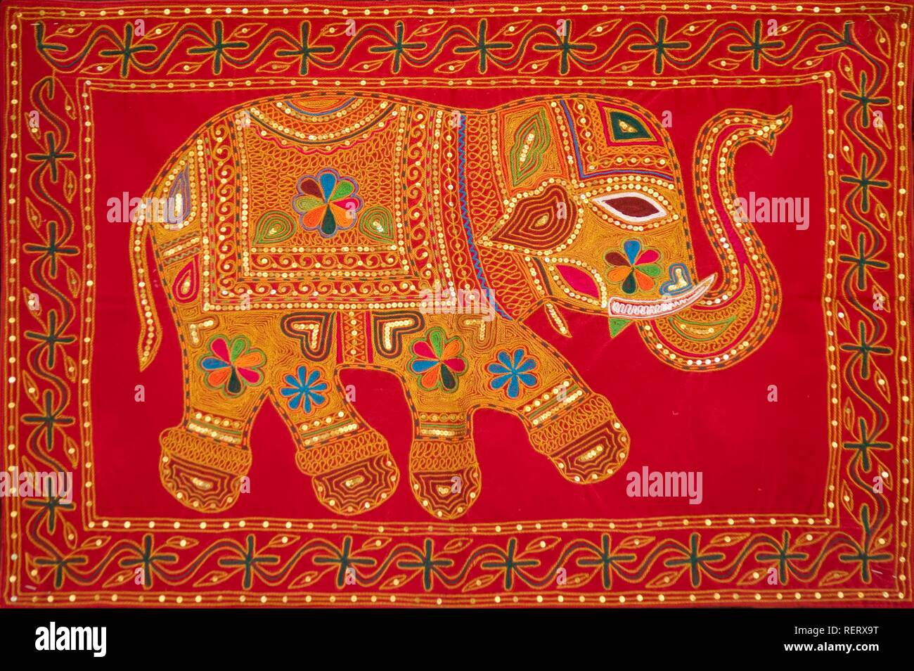 Elefante su un arazzo rosso, Jaisalmer, deserto di Thar, Rajasthan, India, Asia del Sud Foto Stock