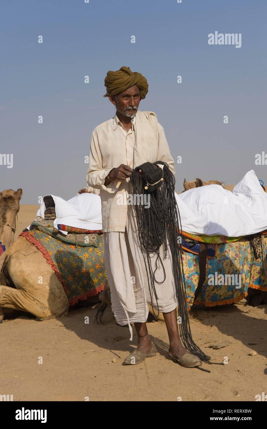 Driver di cammello, Jaisalmer, deserto di Thar, Rajasthan, India, Asia del Sud Foto Stock
