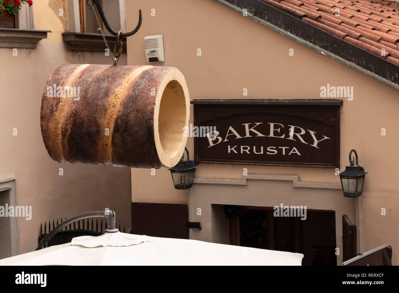 Esterno di un panificio a Praga Repubblica Ceca, con una grande Trdelnik appeso al di fuori Foto Stock