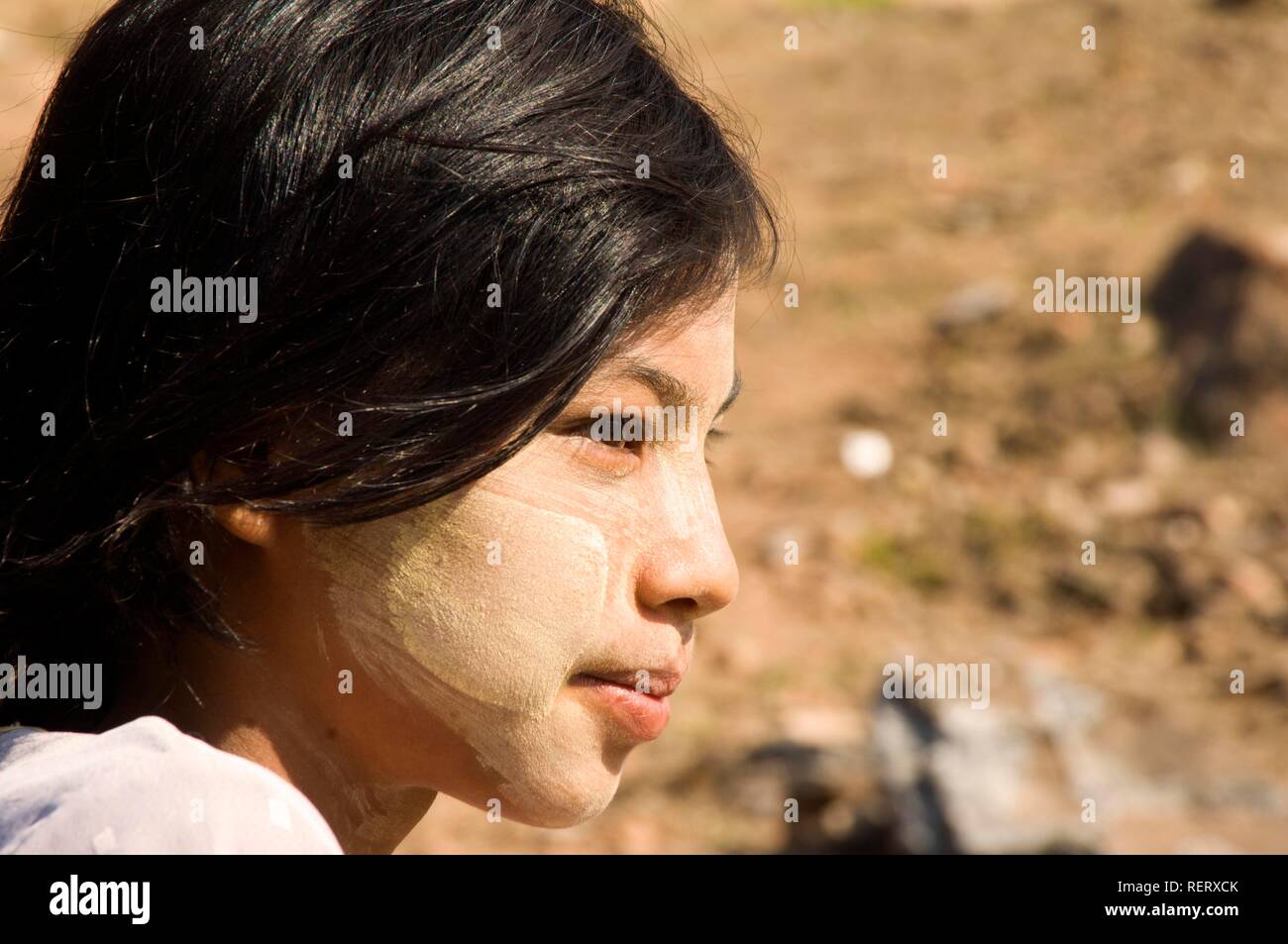 Giovane ragazza birmano con corteccia thanaka make-up Mingun, birmania, myanmar, sud-est asiatico Foto Stock