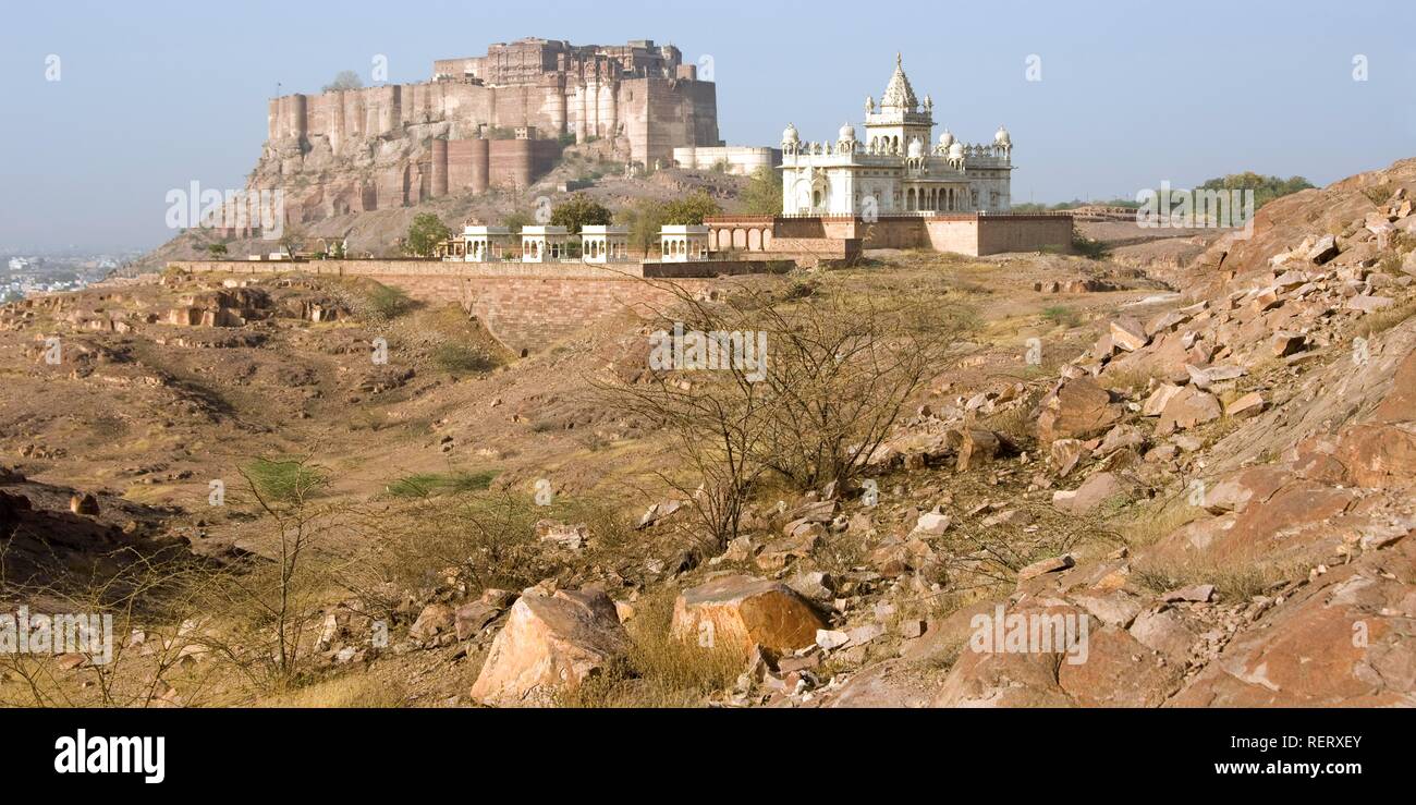 Jaswant Thada il Cenotafio, marmo bianco memoriale di Jaswant Singh II, Mehrangar Fort sul retro, Jodhpur, Rajasthan, India Foto Stock