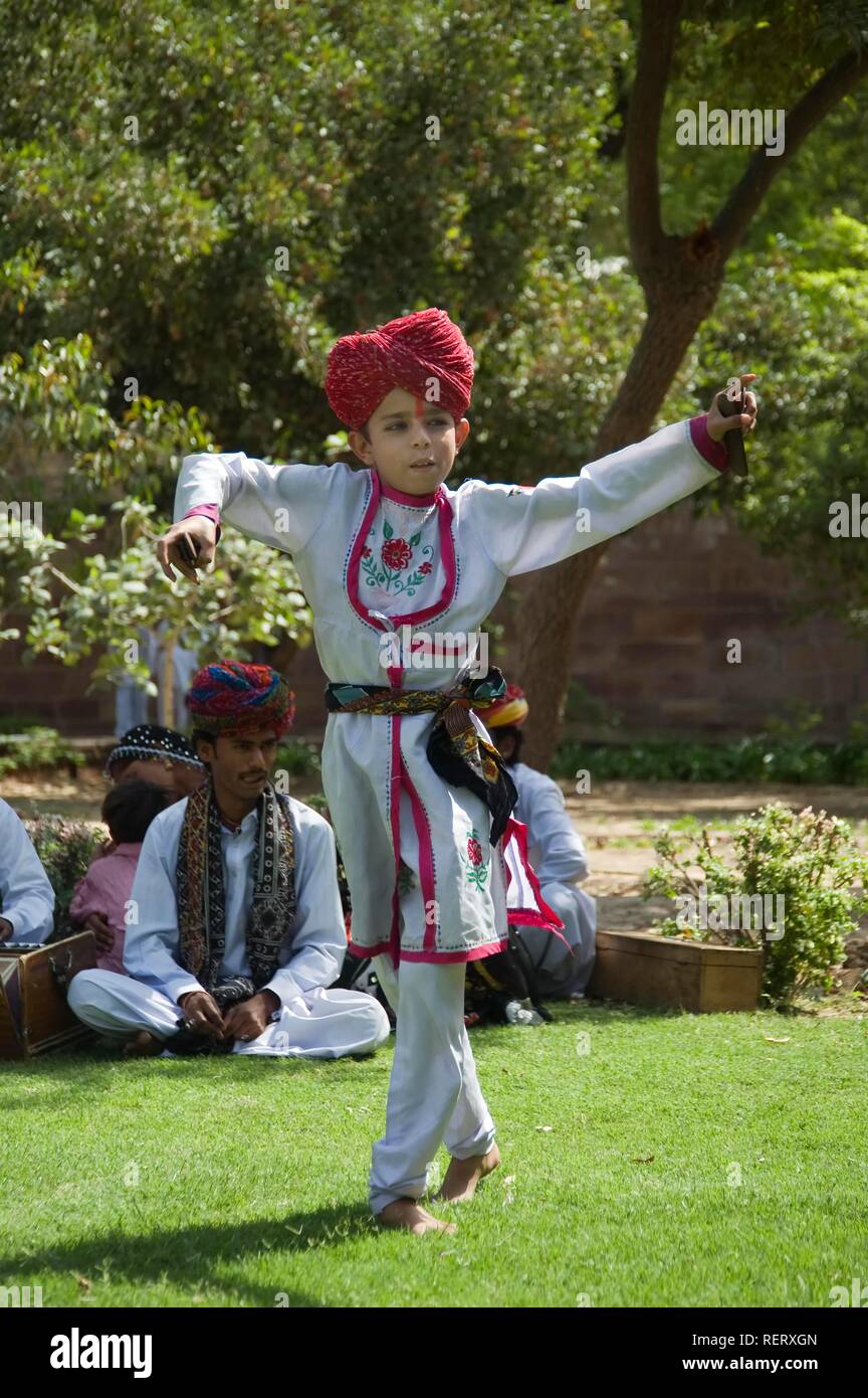 Giovane ragazzo indiano dancing, Jodhpur, Rajasthan, India Foto Stock