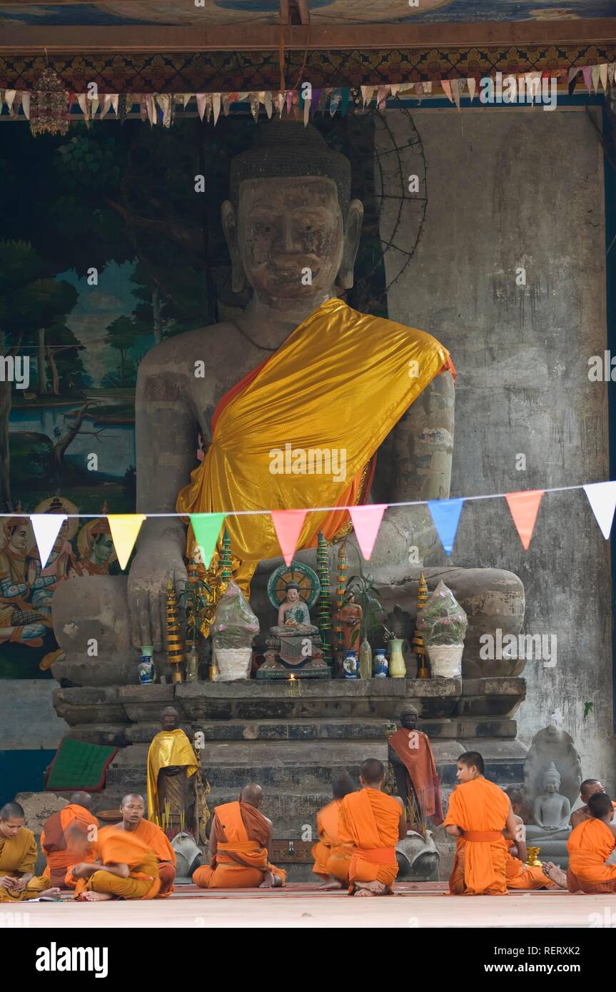 I monaci buddisti all interno di un tempio di Angkor Thom, Siem Reap, Cambogia, sud-est asiatico Foto Stock