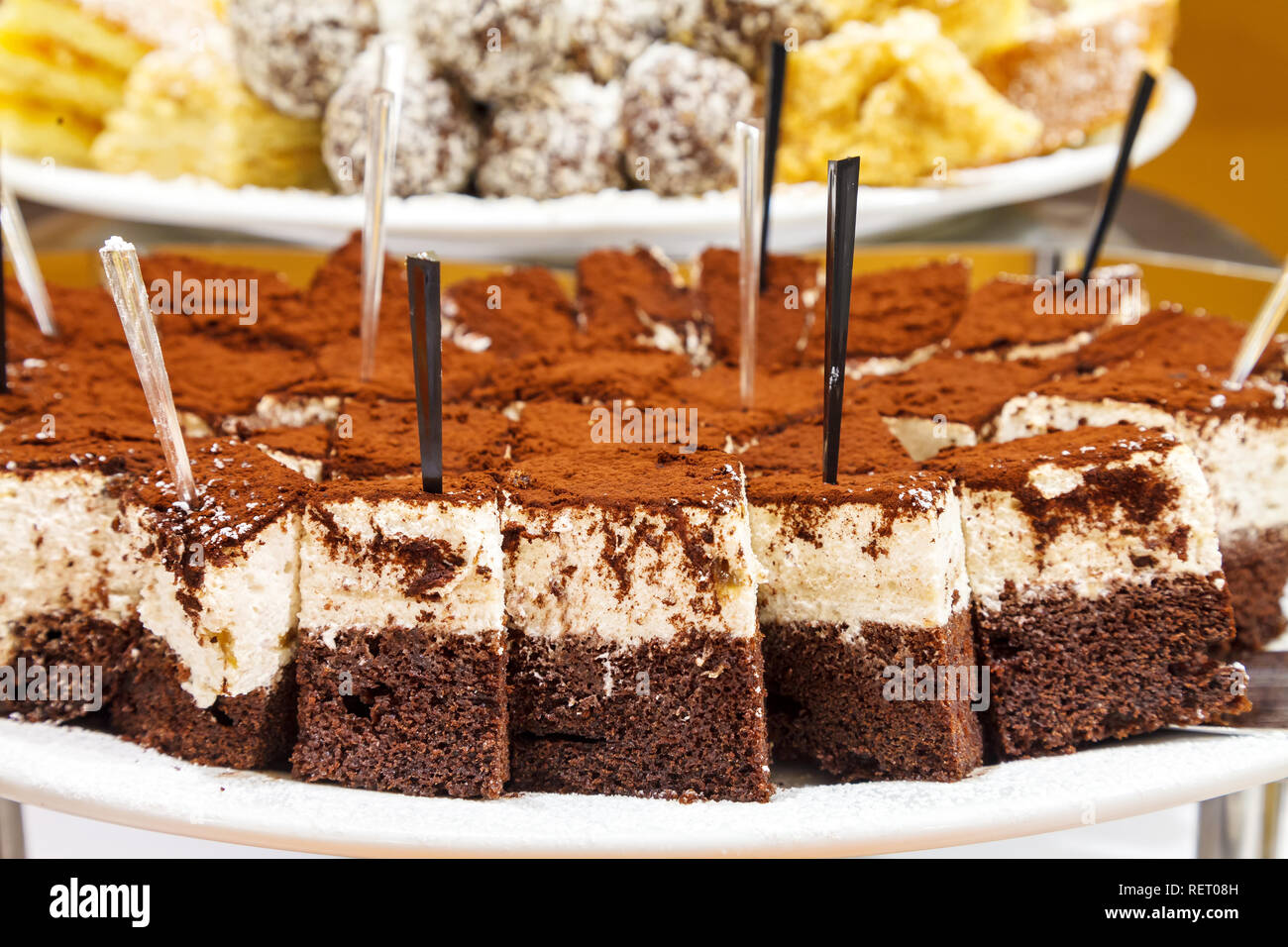 Al delizioso cioccolato pan di spagna con ricotta e crema cosparso di cacao. Tabella Dessert in un bar per i bambini Foto Stock