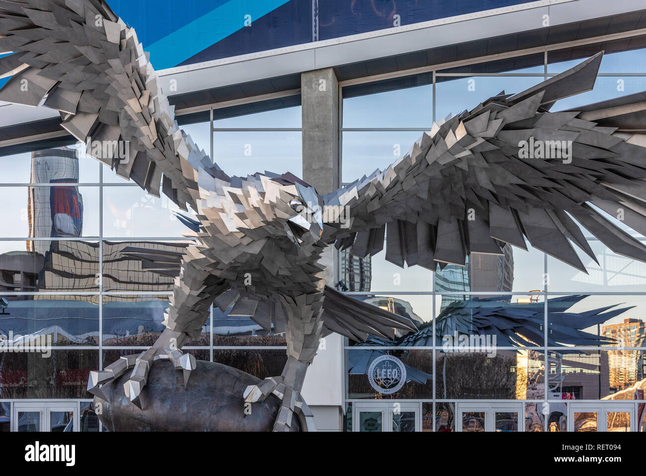 Acciaio inossidabile scultura di un falco di touchdown su un calcio di bronzo al Mercedes-Benz Stadium, casa del Super Bowl LIII in Atlanta, GA. (USA) Foto Stock
