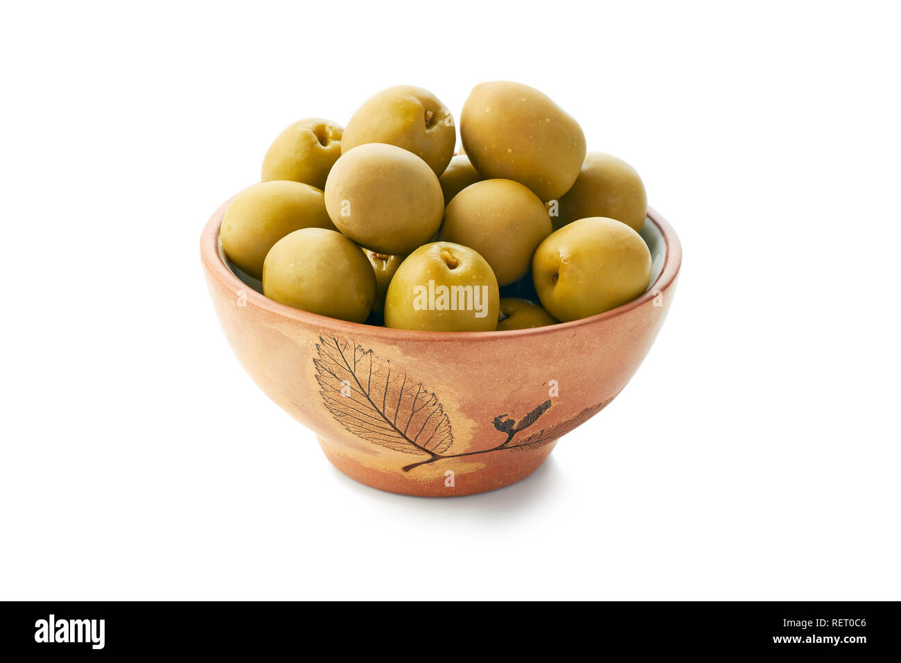 Olive verdi in vaso in ceramica su bianco Foto Stock
