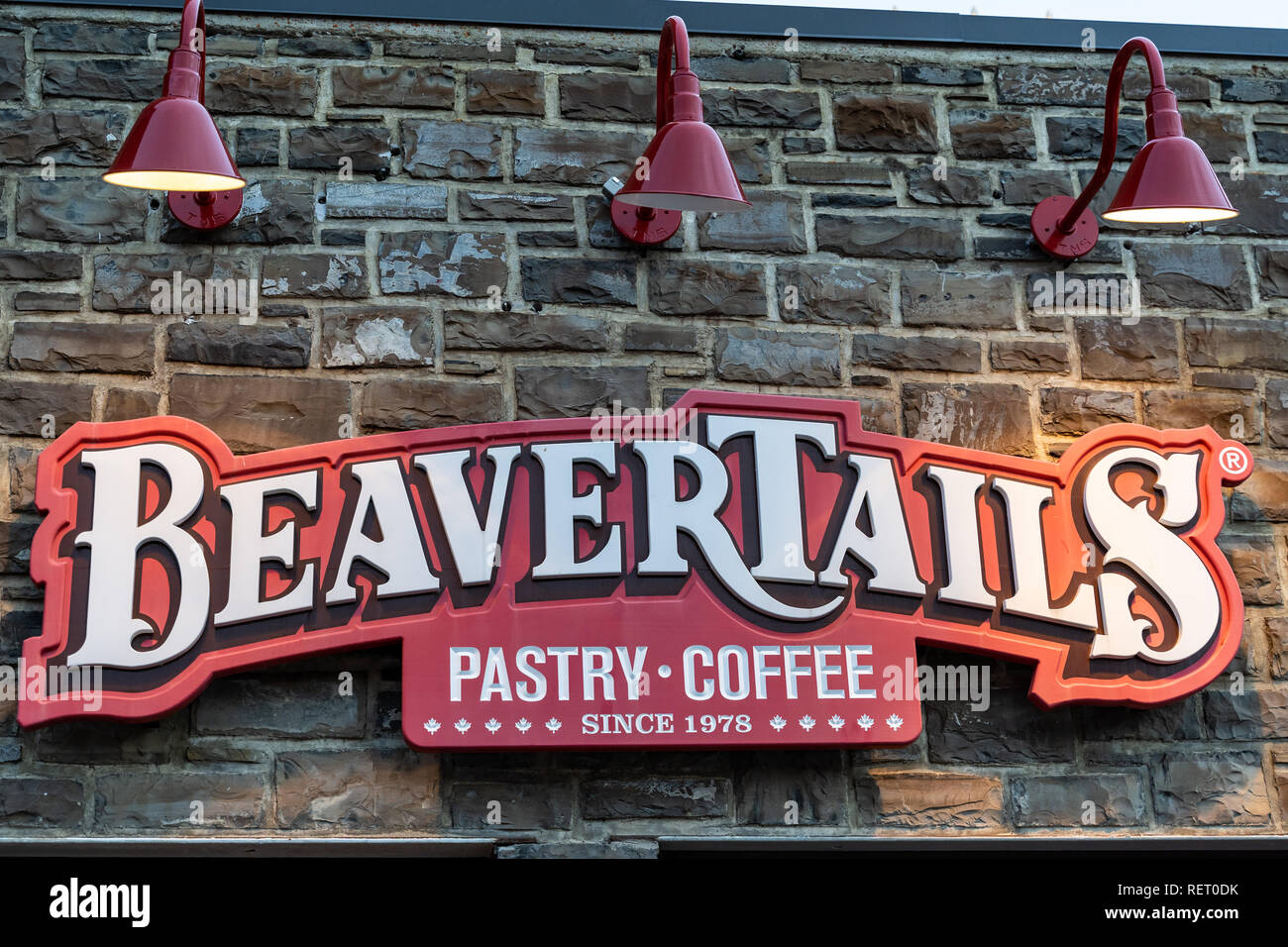 Banff, Alberta Canada - Janurary 19, 2019: segno per BeaverTails, una famosa pasticceria e caffetteria situato in Canada, molto popolare di trattare con i turisti Foto Stock