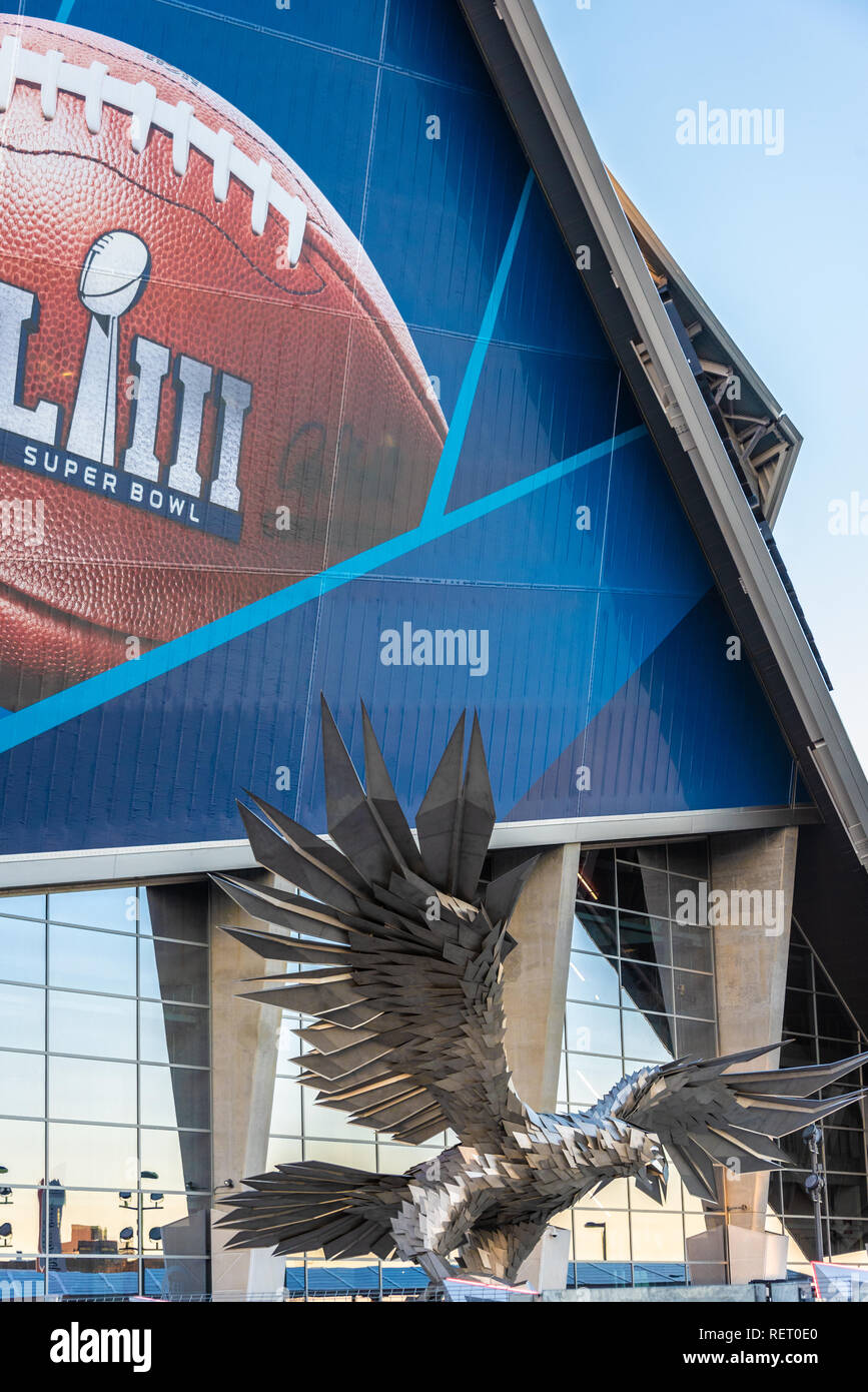 Mercedes-Benz Stadium, casa del Super Bowl LIII, con il gigante di acciaio inossidabile falcon scultura in downtown Atlanta, Georgia. (USA) Foto Stock