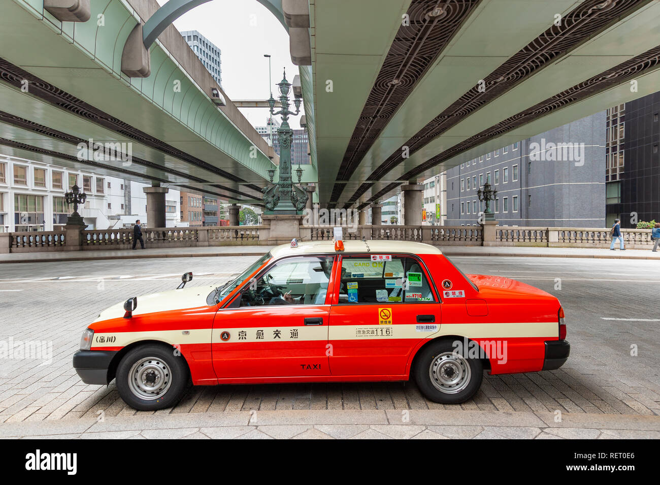 Taxi sul ponte Nihombashi, Tokyo, Giappone Foto Stock