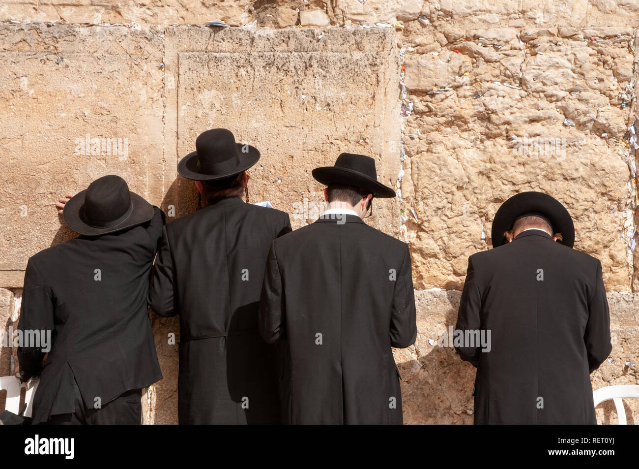 Gli ebrei ortodossi in preghiera al Muro Occidentale di Gerusalemme, Israele Foto Stock