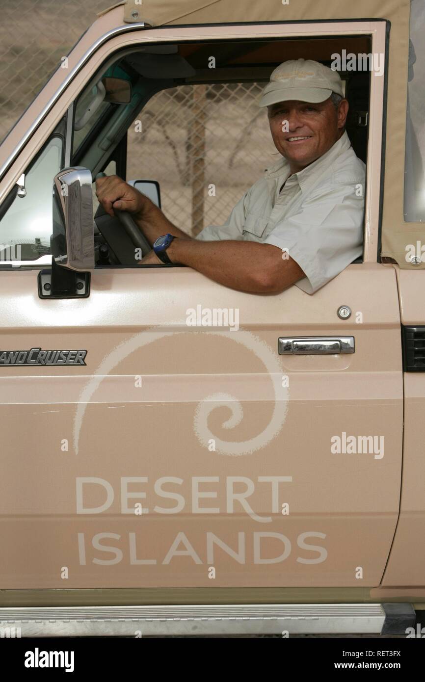 Ranger, Sir Bani Yas Island, riserva privata nel Golfo Persico con oltre 10000 animali steppa, nei pressi di Abu Dhabi Foto Stock