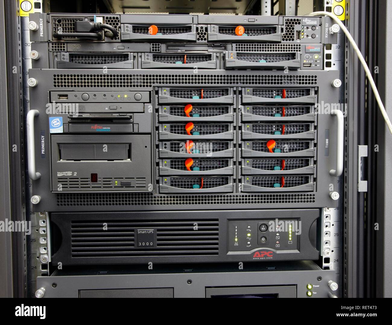 Computer mainframe, computer center di una società, la connessione al server di singoli computer workstation al server Foto Stock
