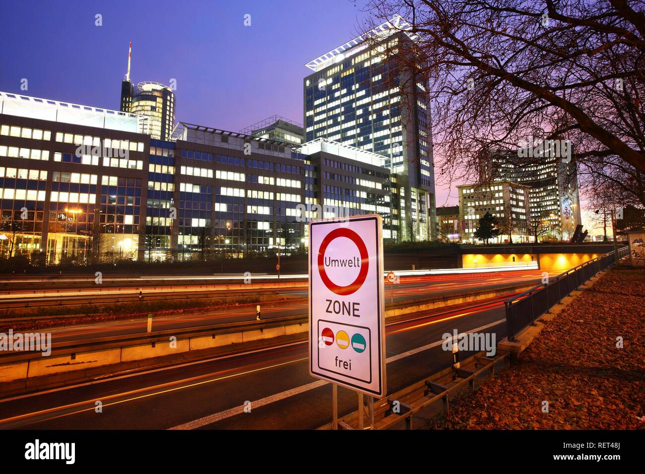 Segno che indica la zona a protezione ambientale di zona della Ruhr sull'autostrada A40, Ruhrschnellweg, all'interno della città in tunnel di Essen Foto Stock