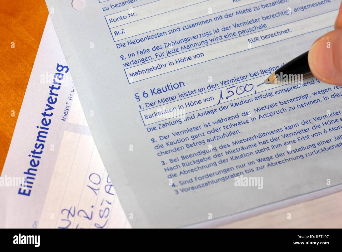 Il riempimento in un normale contratto di affitto, privato affitto appartamento, clausola contrattuale circa il legame di noleggio Foto Stock