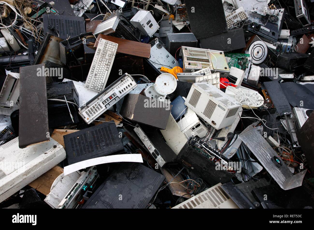 Rottami di elettronica, ordinati in elettrodomestici, presso un cantiere di riciclaggio, Germania Foto Stock