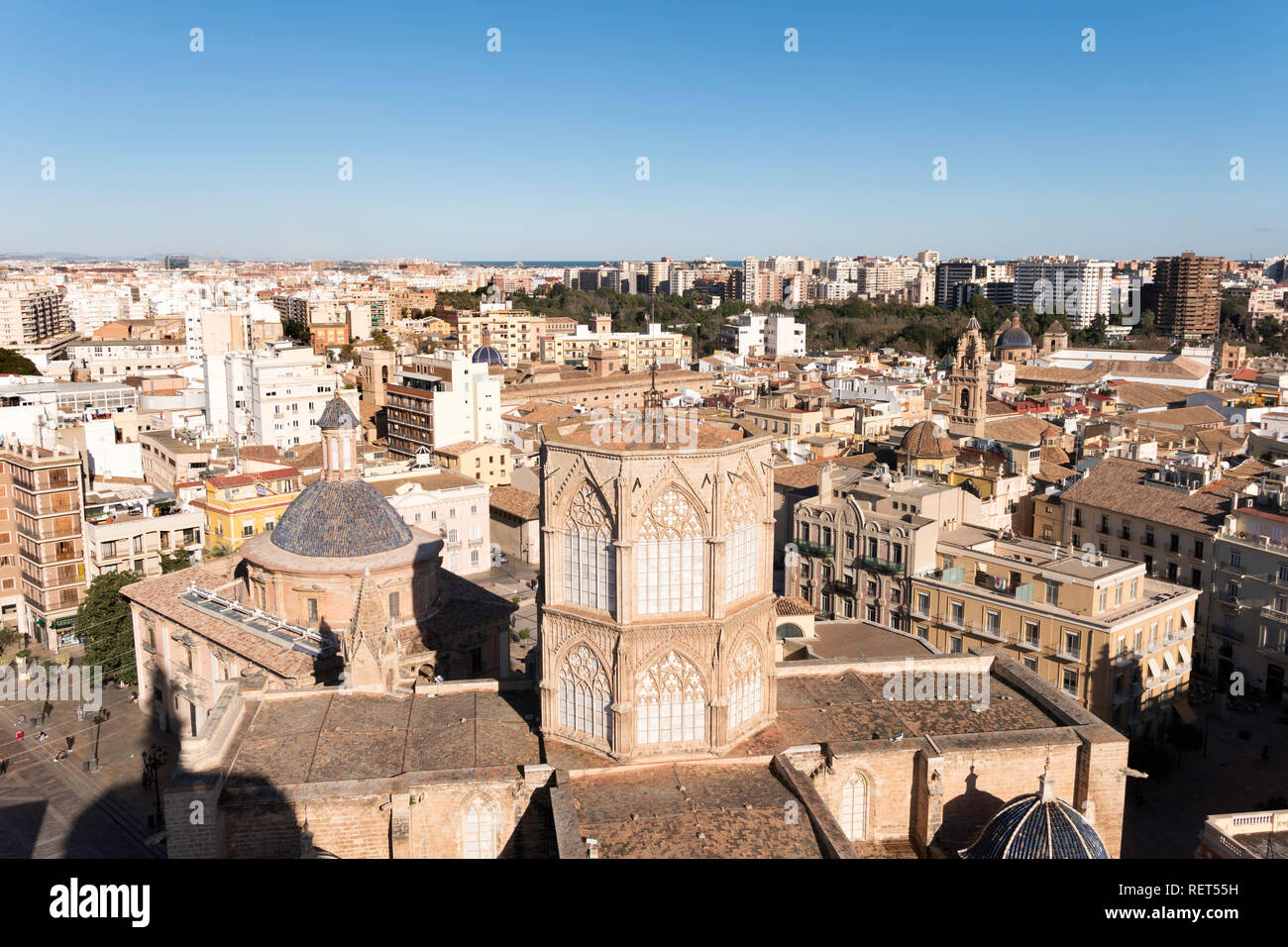 Guardando verso il basso sulla cattedrale di Valencia dalla cima del campanile, Spagna, Europa Foto Stock