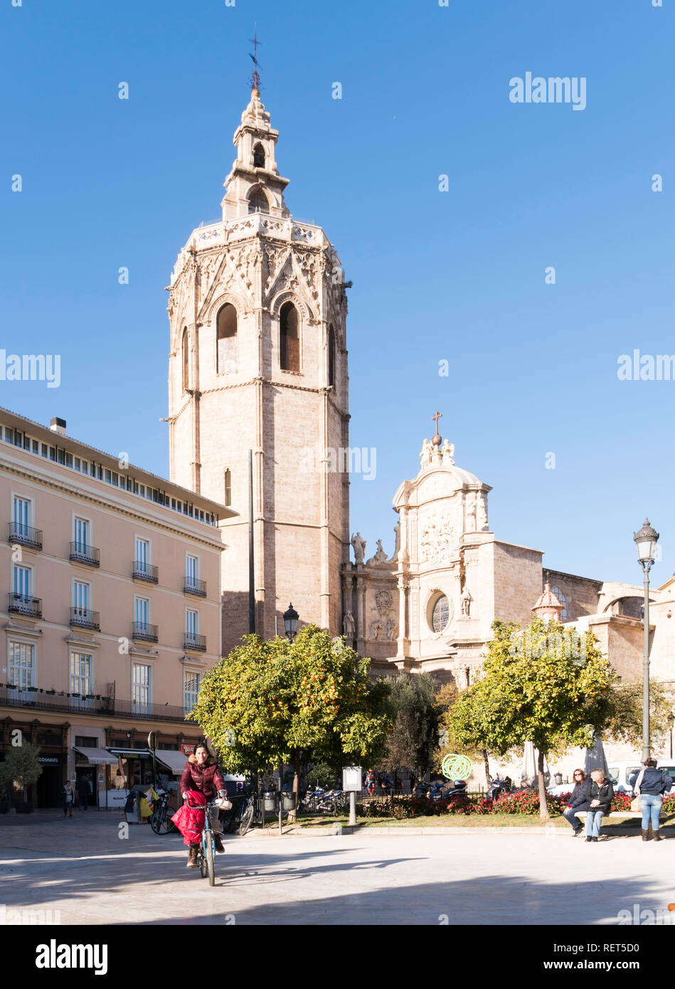 Ciclismo donna di fronte Cattedrale di Valencia, Spagna, Europa Foto Stock