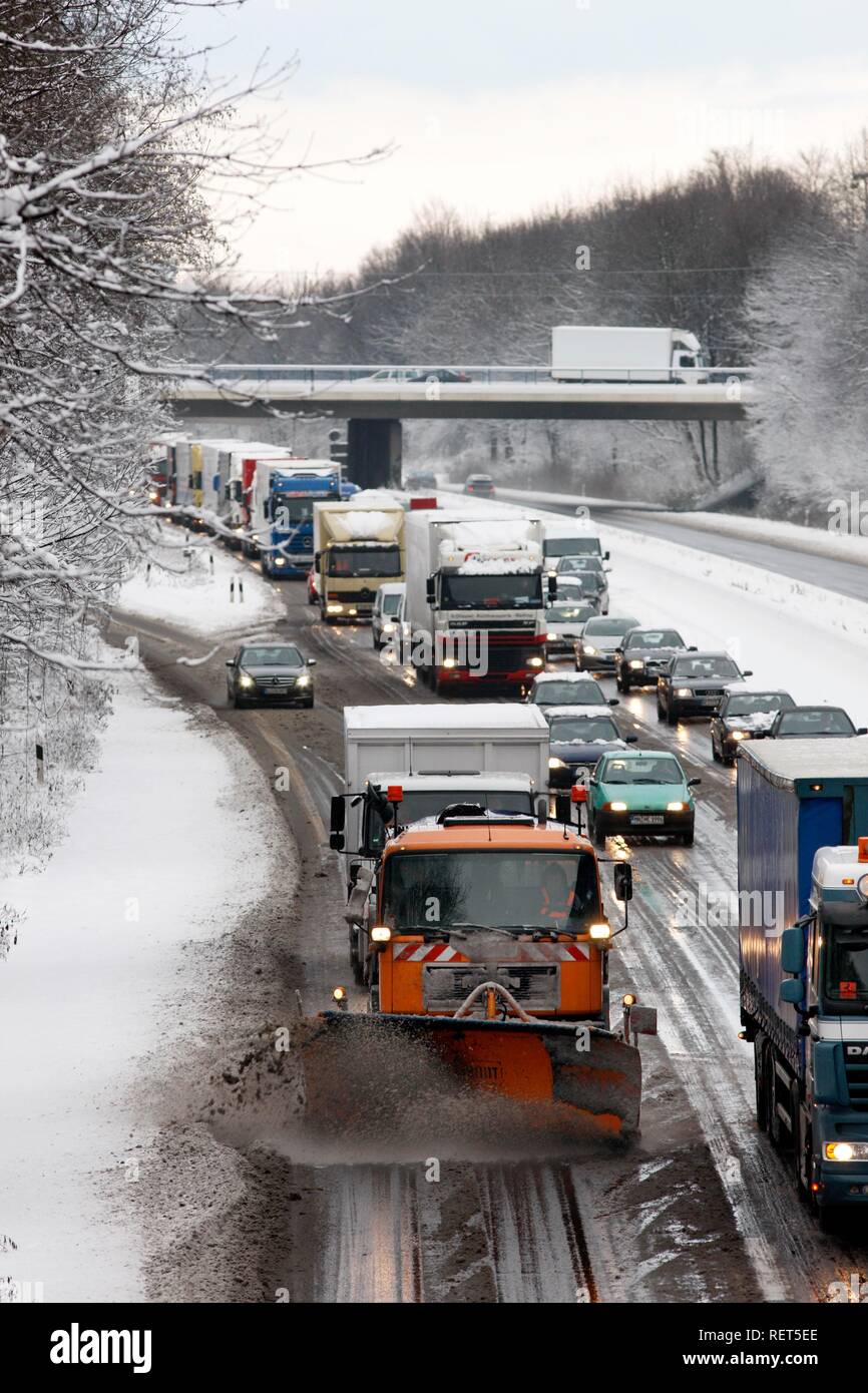 Spazzaneve in operazione, ingorghi di traffico pesante dopo la caduta di neve, autostrada A40, Ruhr expressway tra Duisburg e Essen Foto Stock